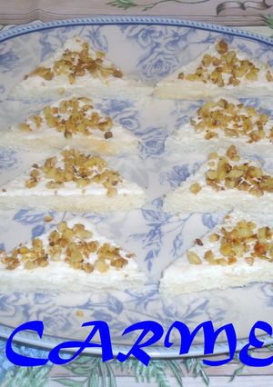 Una foto de Canapés de mayonesa de pera y nueces