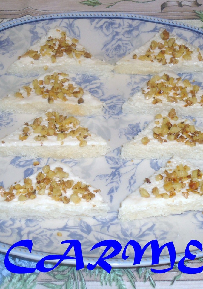 Una foto de Canapés de mayonesa de pera y nueces