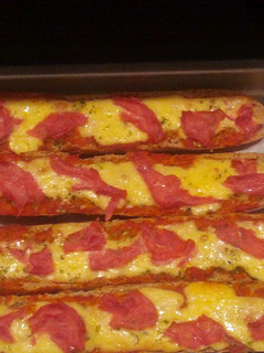 Una foto de Pizzas de pan caseras