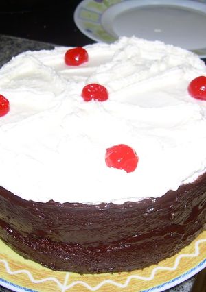 Una foto de Tarta de ganache de chocolate cubierta de nata