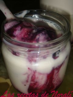 Una foto de Yogurt de vainilla con colchón de arándanos (en yogurtera)