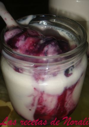 Una foto de Yogurt de vainilla con colchón de arándanos (en yogurtera)