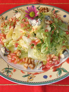 Una foto de Ensalada navideña de escarola, queso gorgonzola y nueces