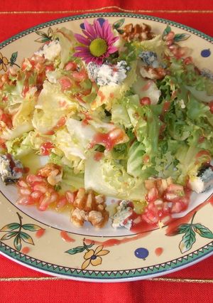 Una foto de Ensalada navideña de escarola, queso gorgonzola y nueces