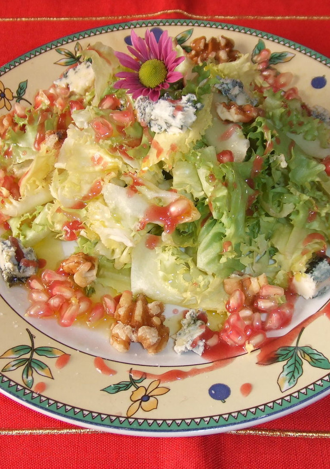 Una foto de Ensalada navideña de escarola, queso gorgonzola y nueces
