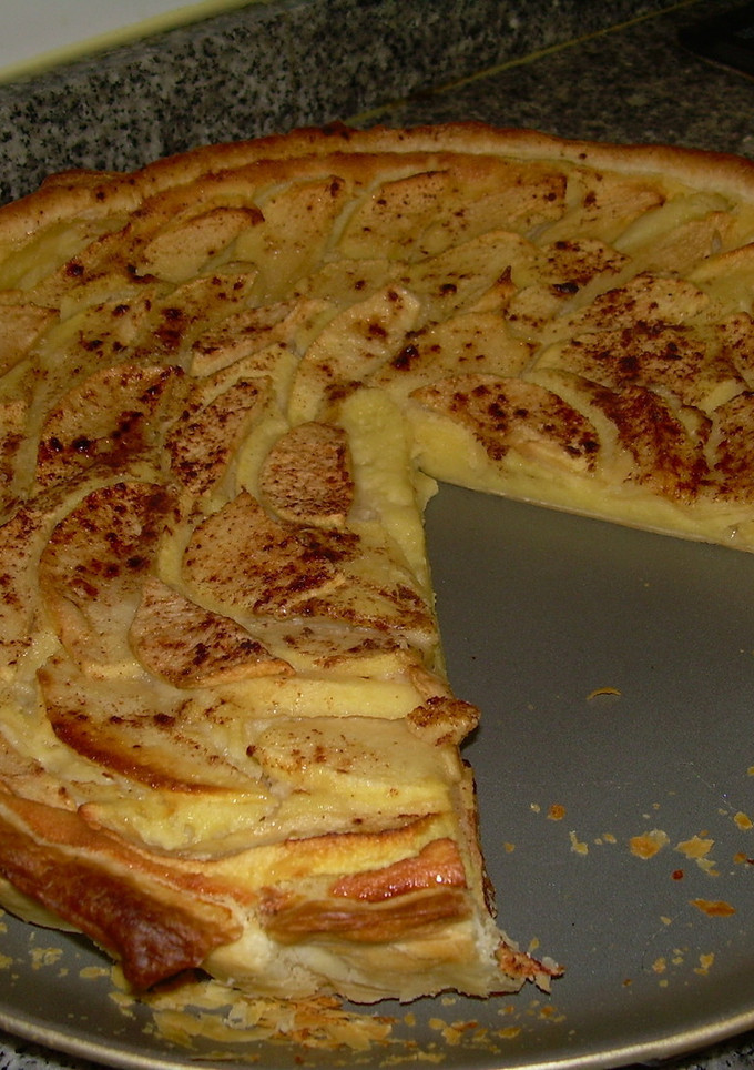 Una foto de Tarta de hojaldre rellena de compota de manzana