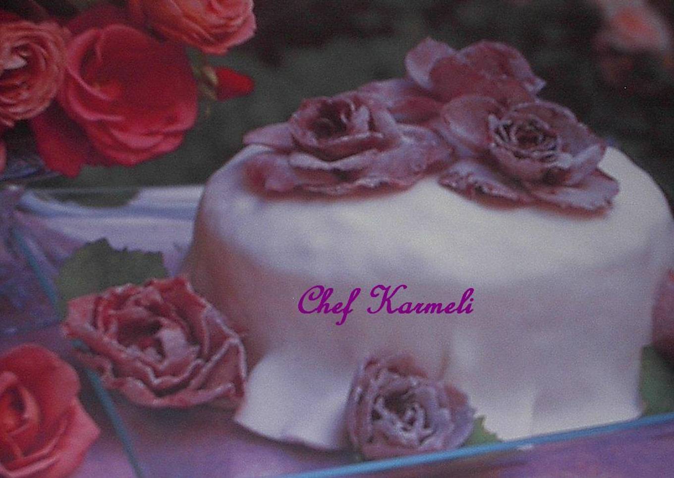 Torta de frutas con pétalos de rosas orgánicos<br />