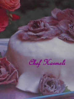 Una foto de Torta de frutas con pétalos de rosas orgánicos