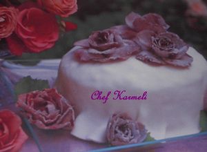Una foto de Torta de frutas con pétalos de rosas orgánicos