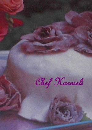 Una foto de Torta de frutas con pétalos de rosas orgánicos