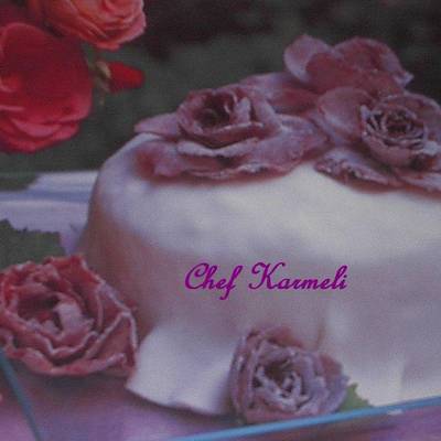 Torta de frutas con pétalos de rosas orgánicos Receta de chef_karmeli-  Cookpad
