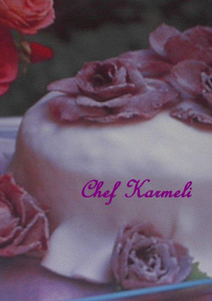 Una foto de Torta de frutas con pétalos de rosas orgánicos