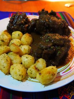 Una foto de Rabo de toro con Ribera del Duero y cilantro