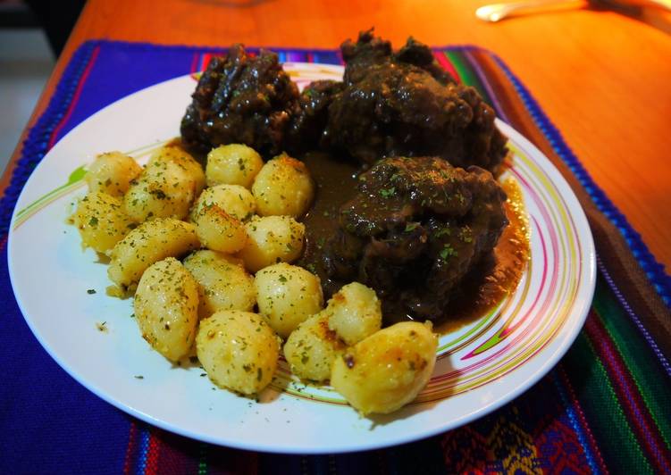Rabo de toro con Ribera del Duero y cilantro