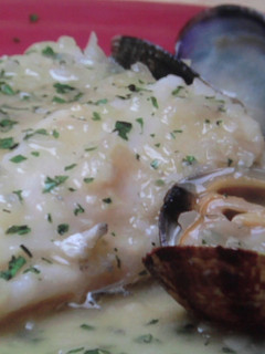 Una foto de Merluza en salsa verde con caldo de pescado