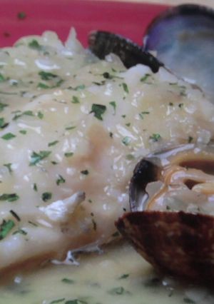 Una foto de Merluza en salsa verde con caldo de pescado