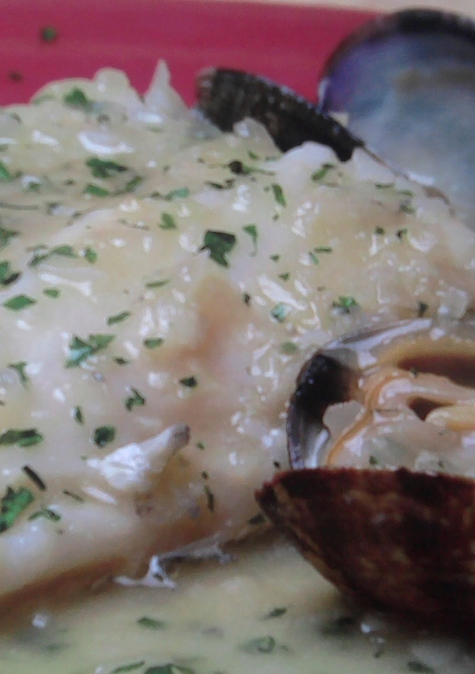 Una foto de Merluza en salsa verde con caldo de pescado