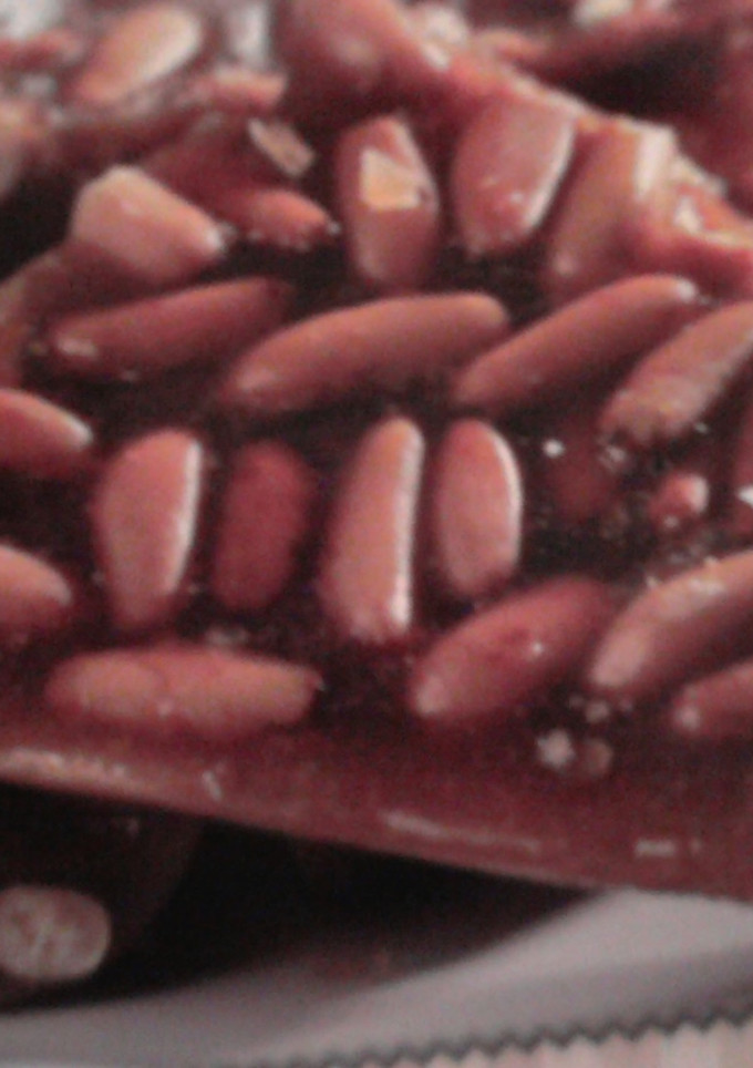 Una foto de Guirlache de piñones