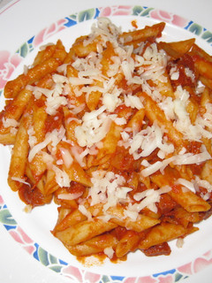 Una foto de Macarrones con chorizo y salsa de tomates