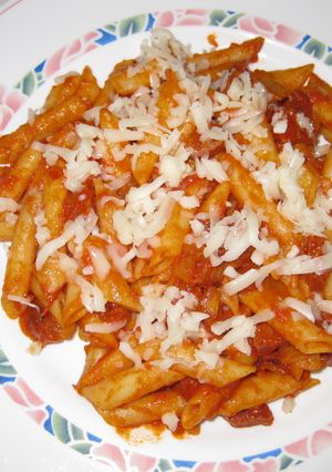 Una foto de Macarrones con chorizo y salsa de tomates