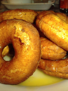 A picture of Donuts con cardamomo.