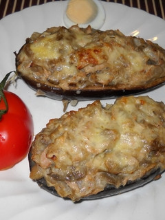 Una foto de Berenjenas rellenas con bechamel, gambas y atún