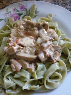 Una foto de Tallarines verdes con salsa de champiñones, pollo y crema