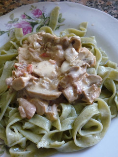 Una foto de Tallarines verdes con salsa de champiñones, pollo y crema