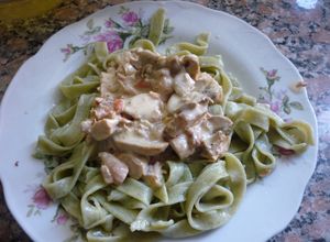 Una foto de Tallarines verdes con salsa de champiñones, pollo y crema