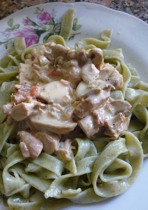 Una foto de Tallarines verdes con salsa de champiñones, pollo y crema