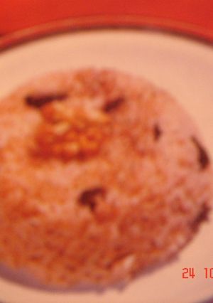 Una foto de Arroz negro con pasas 