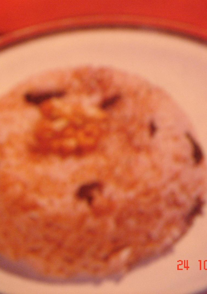 Una foto de Arroz negro con pasas 