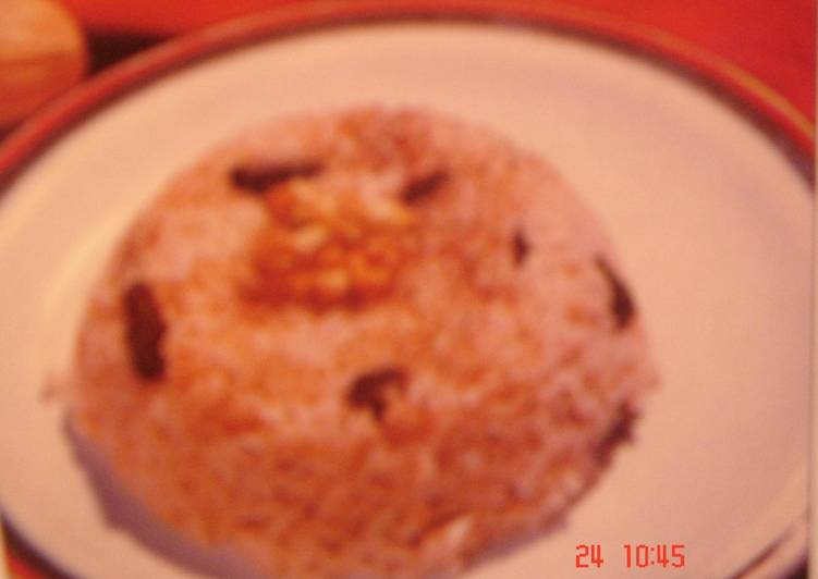 Arroz negro con pasas