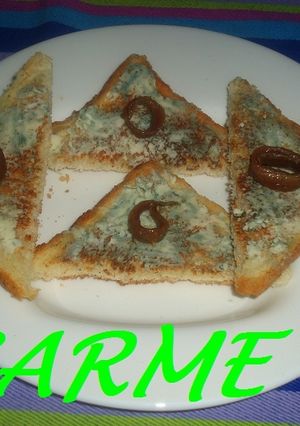 Una foto de Canapés de queso azul y anchoas