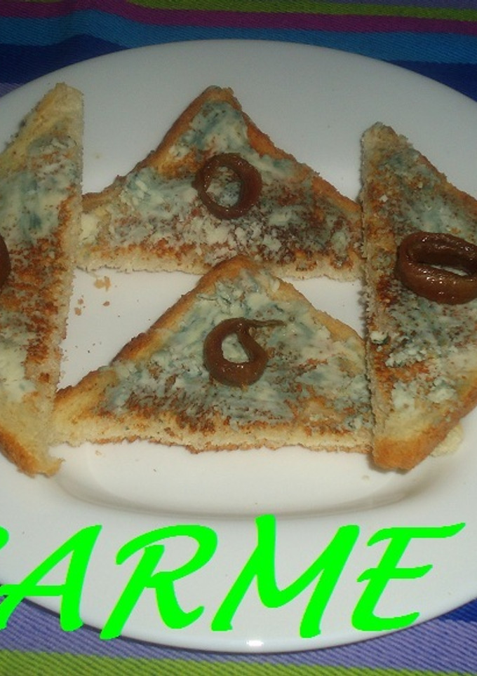 Una foto de Canapés de queso azul y anchoas