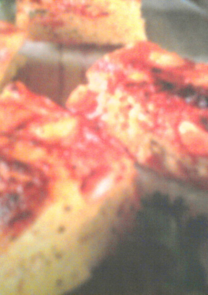 Una foto de Coca de langostinos en cuadraditos