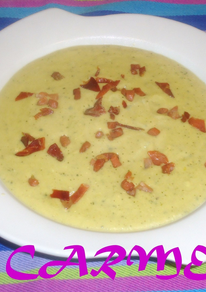 Una foto de Crema de calabacín con virutas de jamón serrano