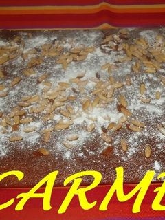 Una foto de Coca de avellanas a la naranja con piñones