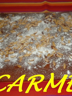 Una foto de Coca de avellanas a la naranja con piñones