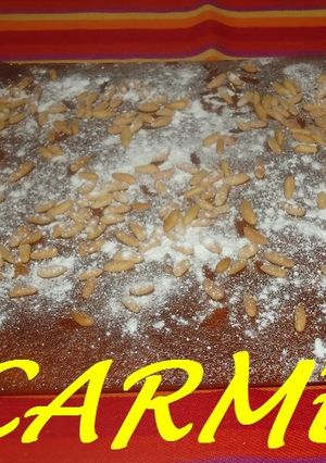 Una foto de Coca de avellanas a la naranja con piñones