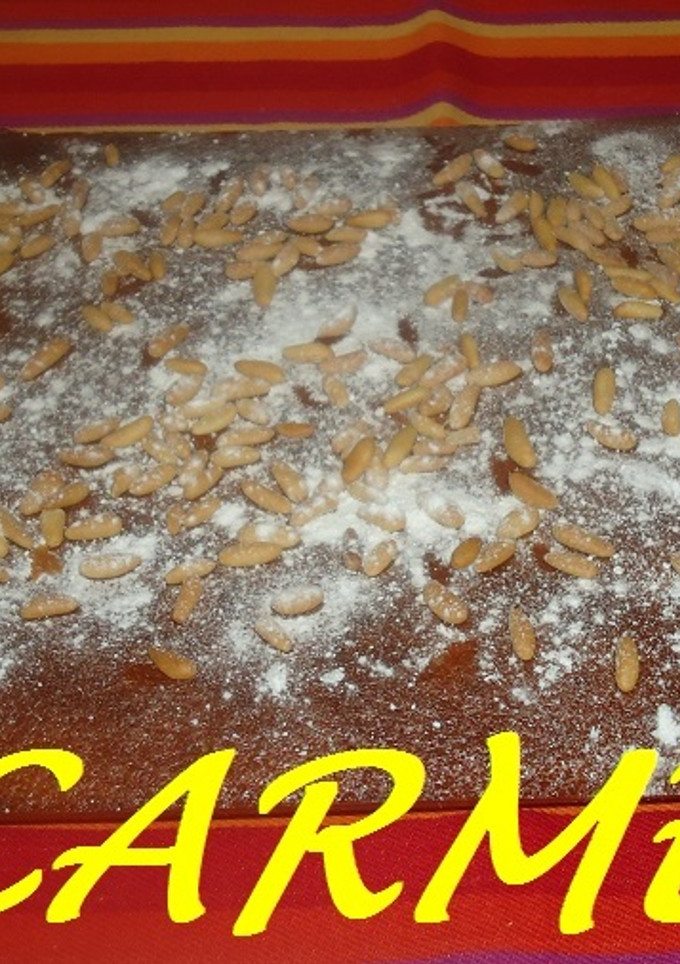 Una foto de Coca de avellanas a la naranja con piñones