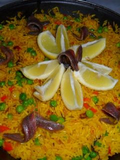Una foto de Arroz con verduras y anchoas