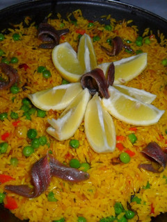 Una foto de Arroz con verduras y anchoas