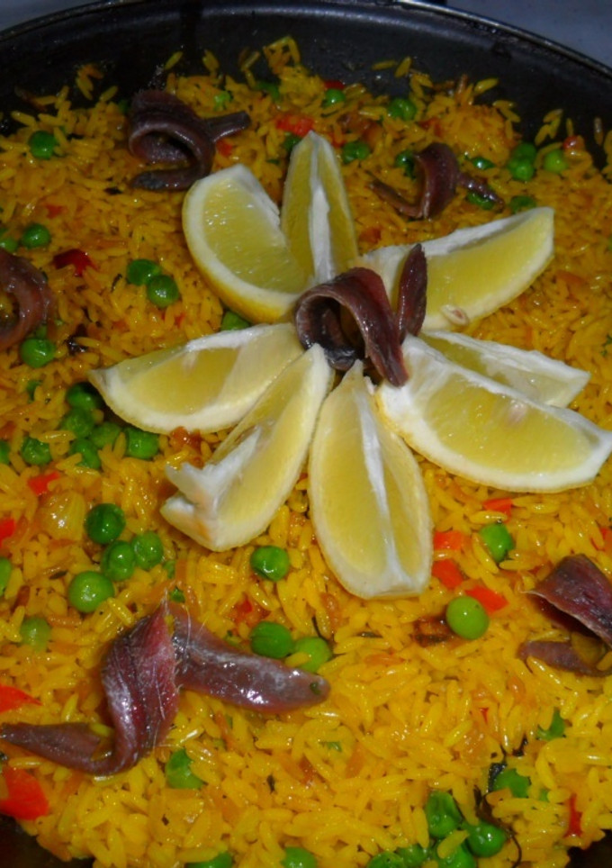 Una foto de Arroz con verduras y anchoas