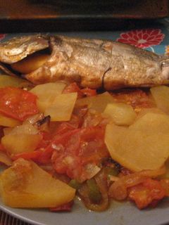 Una foto de Dorada al horno con pimientos y vino blanco