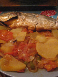 Una foto de Dorada al horno con pimientos y vino blanco