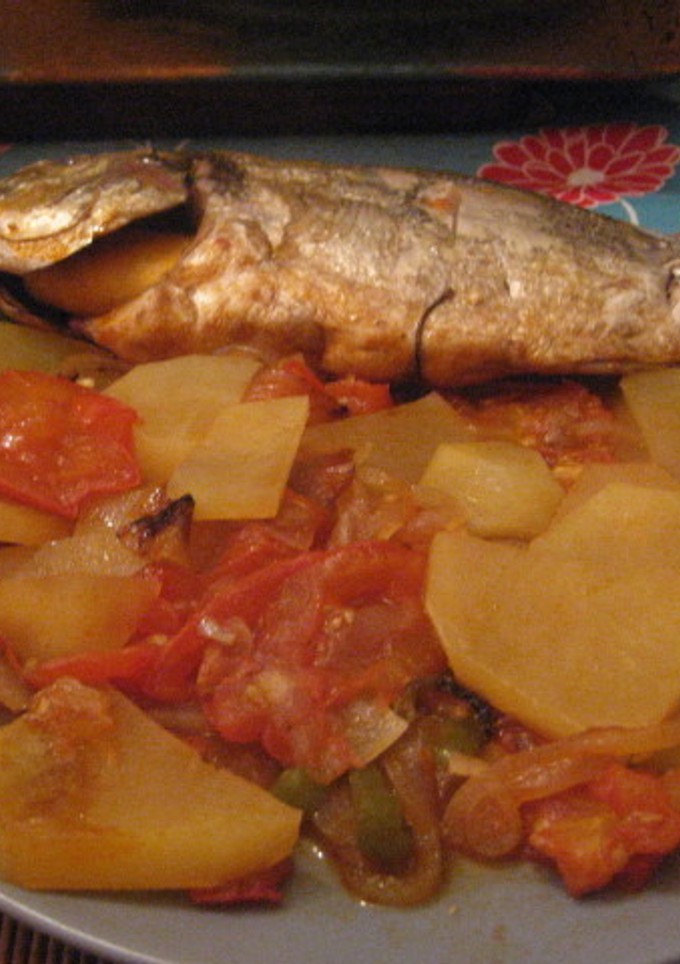 Una foto de Dorada al horno con pimientos y vino blanco