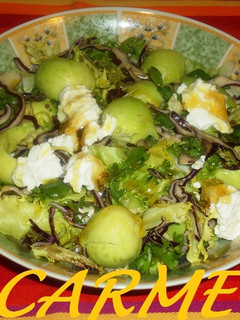 Una foto de Ensalada con aguacate, queso ricota y miel