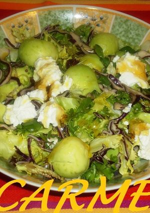 Una foto de Ensalada con aguacate, queso ricota y miel
