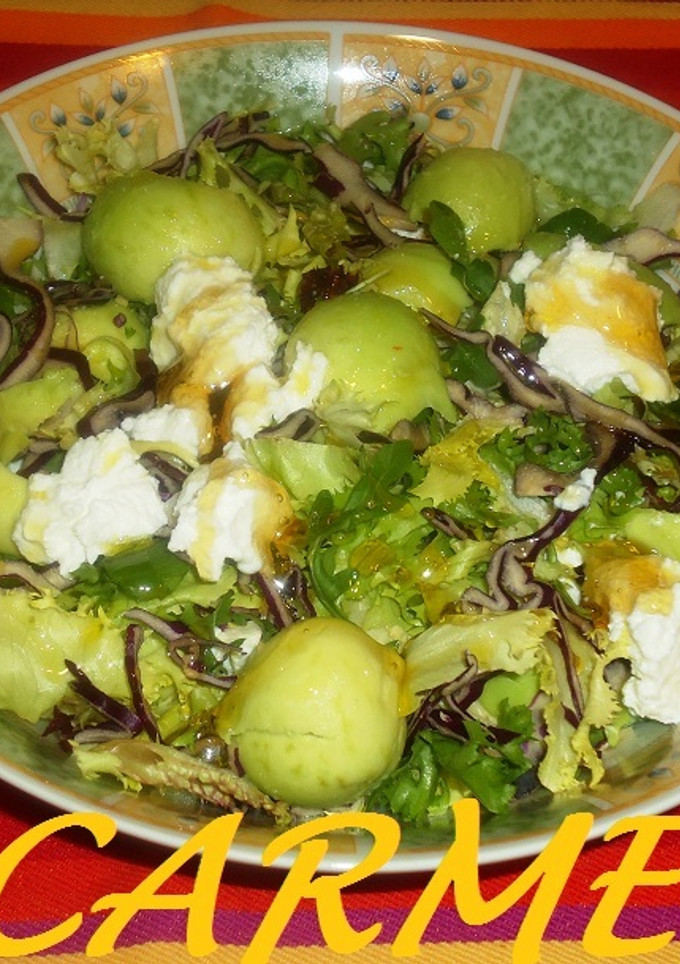 Una foto de Ensalada con aguacate, queso ricota y miel